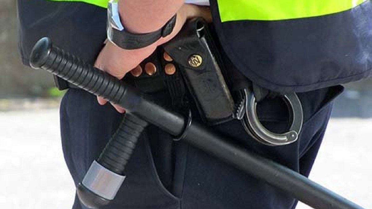 Експоліцейського позбавили звання через побиття відвідувача кафе на Закарпатті