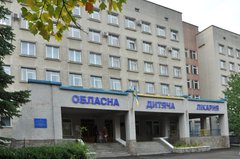 Медики розповіли про стан тернопільської школярки, яку однокласниця вдарила ножем у голову