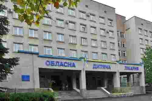 Медики розповіли про стан тернопільської школярки, яку однокласниця вдарила ножем у голову