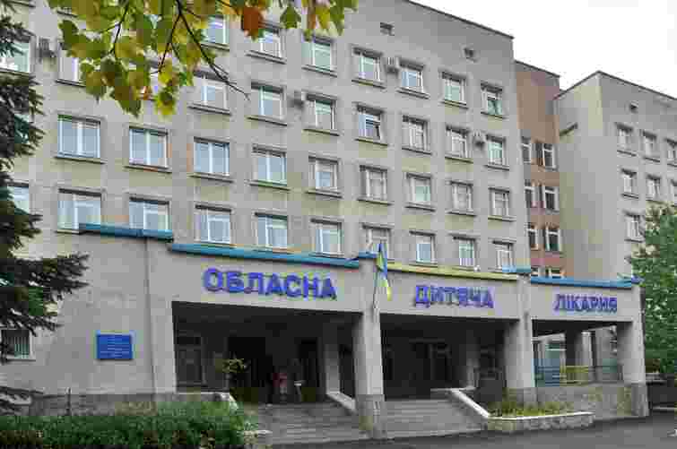 Медики розповіли про стан тернопільської школярки, яку однокласниця вдарила ножем у голову