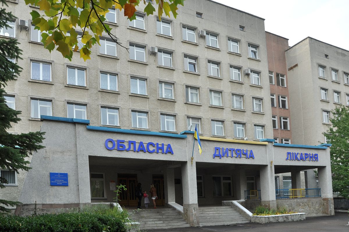 Медики розповіли про стан тернопільської школярки, яку однокласниця вдарила ножем у голову