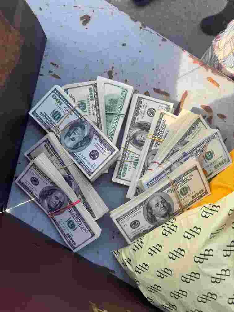 На пішохідному пункті пропуску в закарпатки вилучили 100 тис. доларів