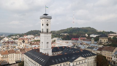 У Львові з оглядового майданчика Ратуші випав і розбився австралієць