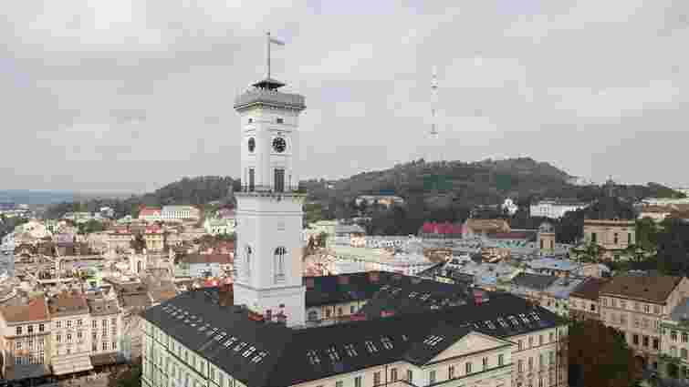 У Львові з оглядового майданчика Ратуші випав і розбився австралієць