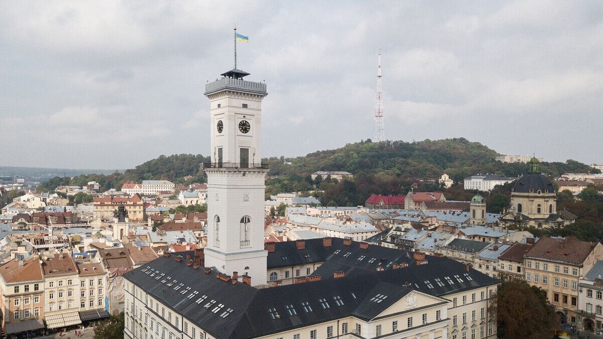 У Львові з оглядового майданчика Ратуші випав і розбився австралієць