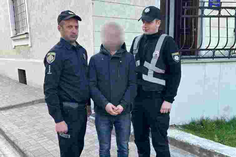 Поліція розшукала 33-річного вандала, який облив скульптуру Божої Матері на Львівщині