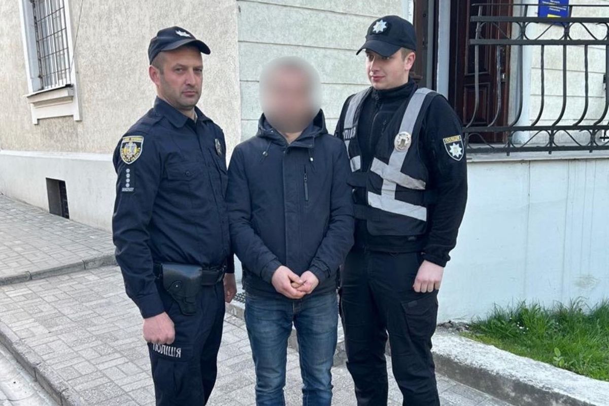 Поліція розшукала 33-річного вандала, який облив скульптуру Божої Матері на Львівщині