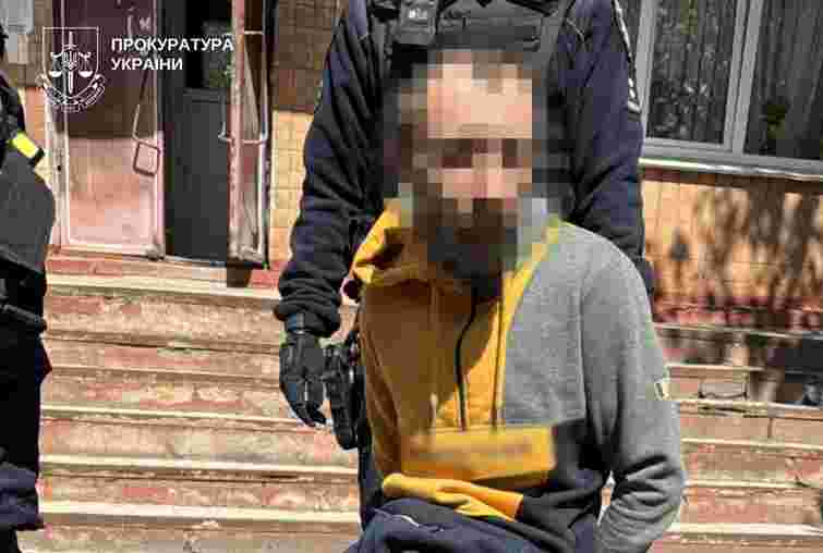 Хмельничанин стріляв із пневматичного пістолета по поліцейському авто