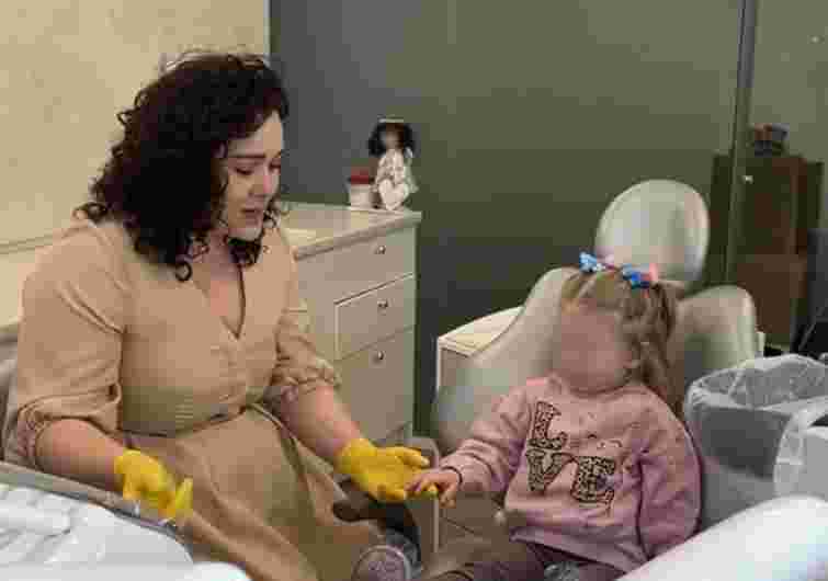 Стоматологиня з Рівного продовжує працювати після скандалу з побиттям дітей