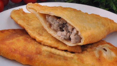 Секретний інгредієнт для ідеального тіста на чебуреки: що потрібно додати