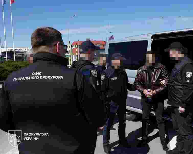 До України екстрадували шахрая, який ошукував військових на фейковому продажі авто
