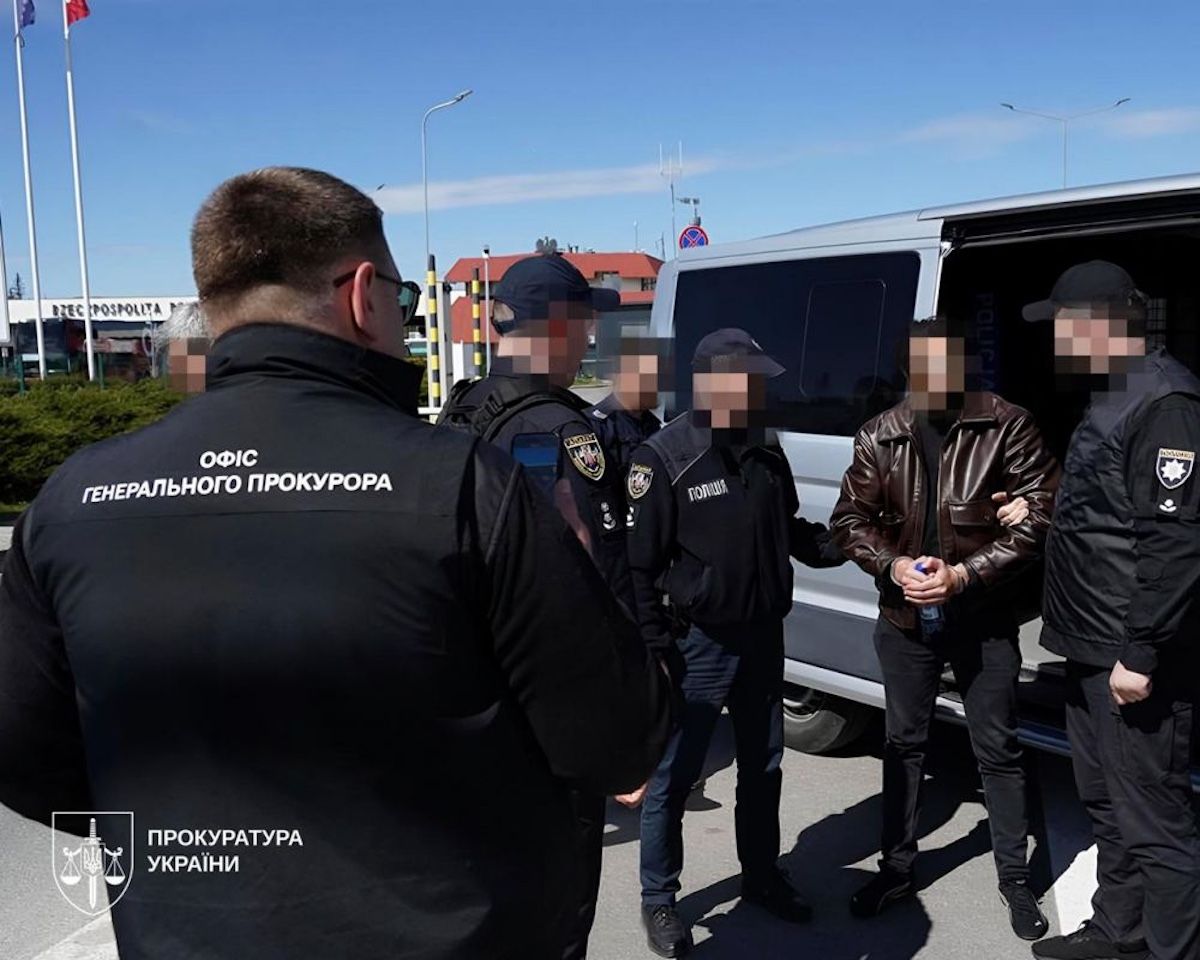 До України екстрадували шахрая, який ошукував військових на фейковому продажі авто
