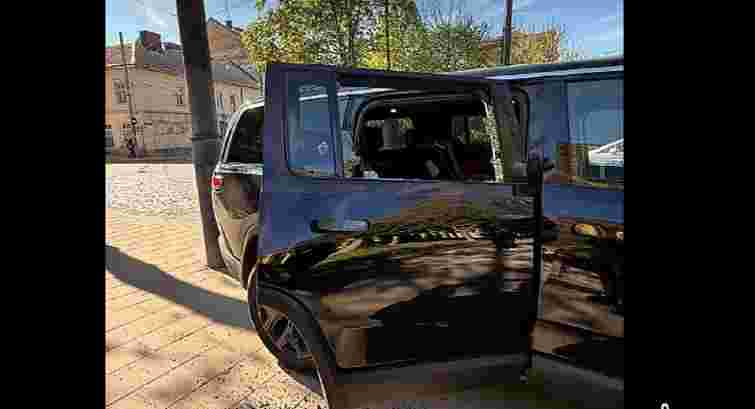 Поліція затримала злодія, який в центрі Львова обікрав позашляховик депутата облради