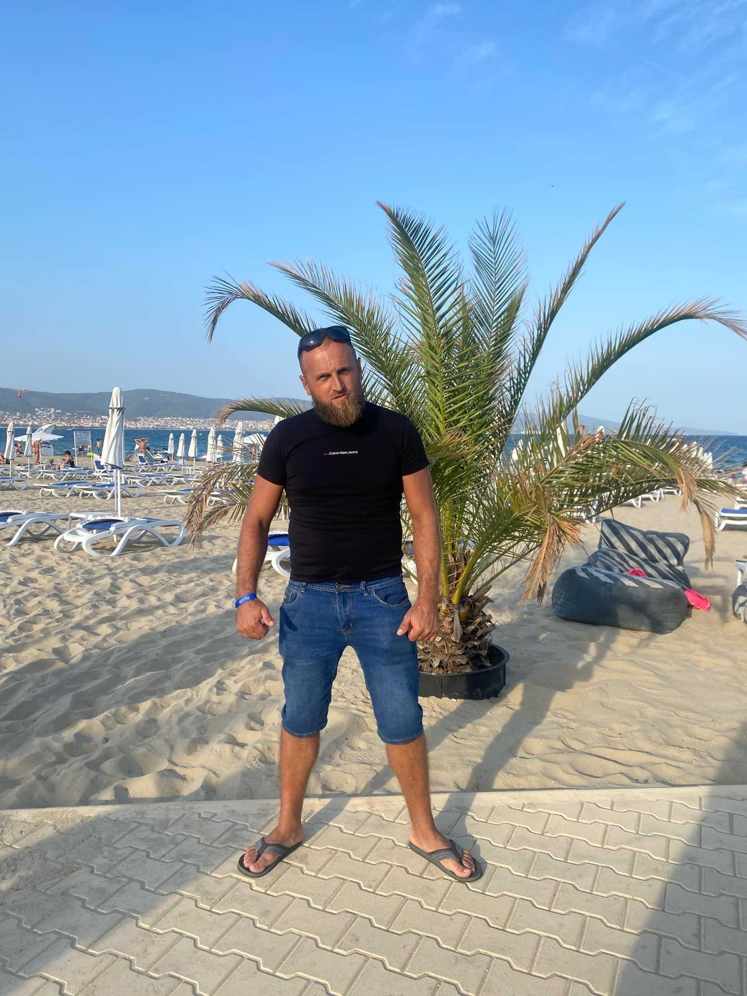 Закарпатця також обвинувачують у торгівлі гуманітарними авто. Фото Закарпаття Авторозбор