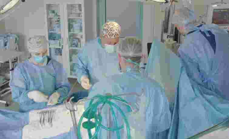 Рівненські лікарі провели складну інвазивну операцію на серці