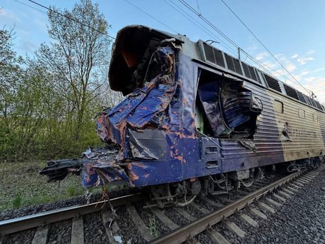 Біля Стрия поїзд Київ – Ужгород зіткнувся з автокраном і зійшов з рейок, є загиблі