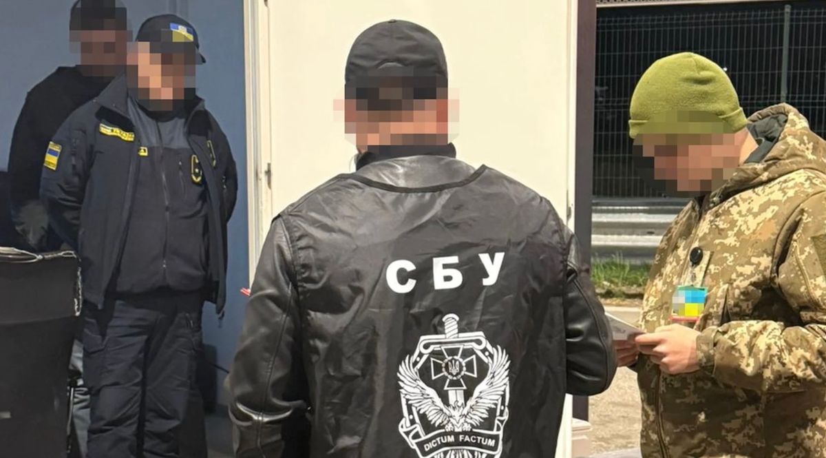 Викритого на відкатах за перевезення валюти львівського митника звільнили з роботи