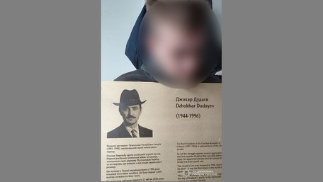 Поліція розшукала трьох 18-річних хлопців, які викрали меморіальну таблицю Джохару Дудаєву