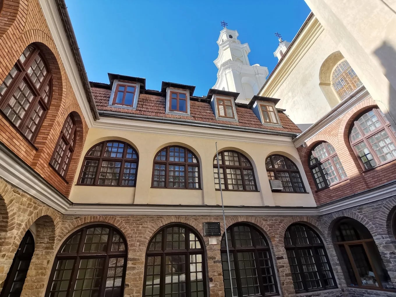 Василіанський монастир у Бучачі (фото Сергія Трохимця з Google Maps)