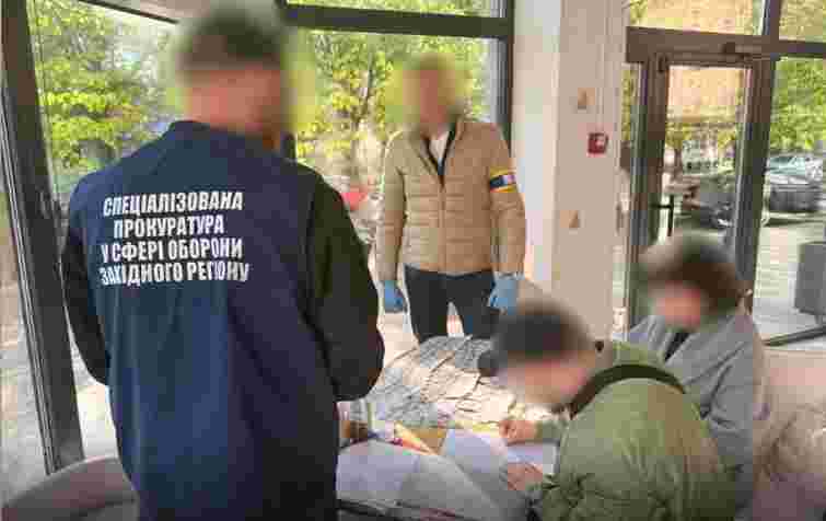  Посадовець ТЦК та ексвійськовий з Волині за хабарі знімали чоловіків з розшуку
