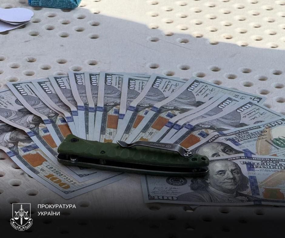  Підозрюваних затримали після отримання грошей (фото Офісу генпрокурора)