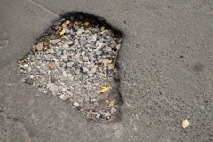 На Прикарпатті судили військового, який хотів підсипати яму на дорозі гравієм з річки