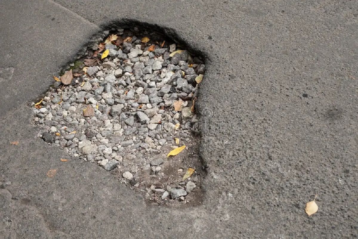 На Прикарпатті судили військового, який хотів підсипати яму на дорозі гравієм з річки