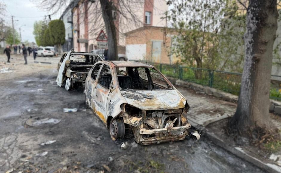 Знищені ворожою атакою автомобілі (фото з телеграм-каналу «Рівне 1283»)