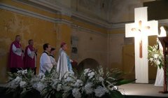 Римо-католики вперше за 80 років помолилися в закинутому костелі на території ЛАЗу