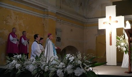 Римо-католики вперше за 80 років помолилися в закинутому костелі на території ЛАЗу