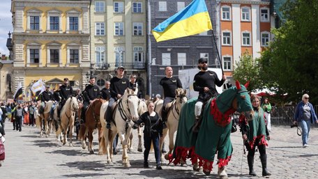 До Дня Львова ветерани пройшли урочистим кінним маршем. Фото дня