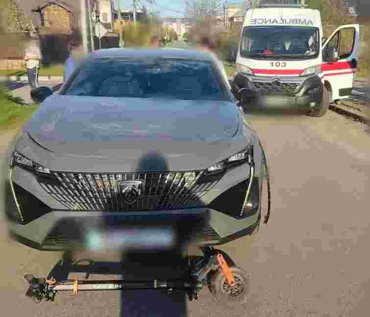 На Київщині водій Peugeot на смерть збив десятирічного хлопчика на самокаті 