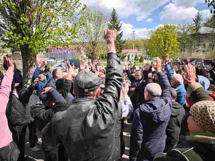 Селяни на Буковині вийшли на протест проти здачі в оренду землі Лужанському спиртзаводу
