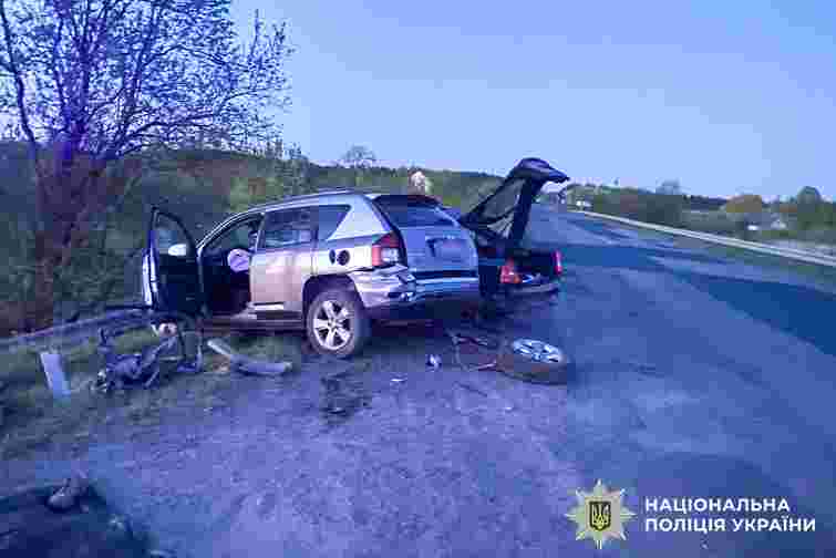 На Рівненщині Jeep під час обгону зіткнувся з Mitsubishi, є загиблий і травмований