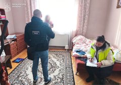 Таксистку з Івано-Франківська викрили в сутенерстві