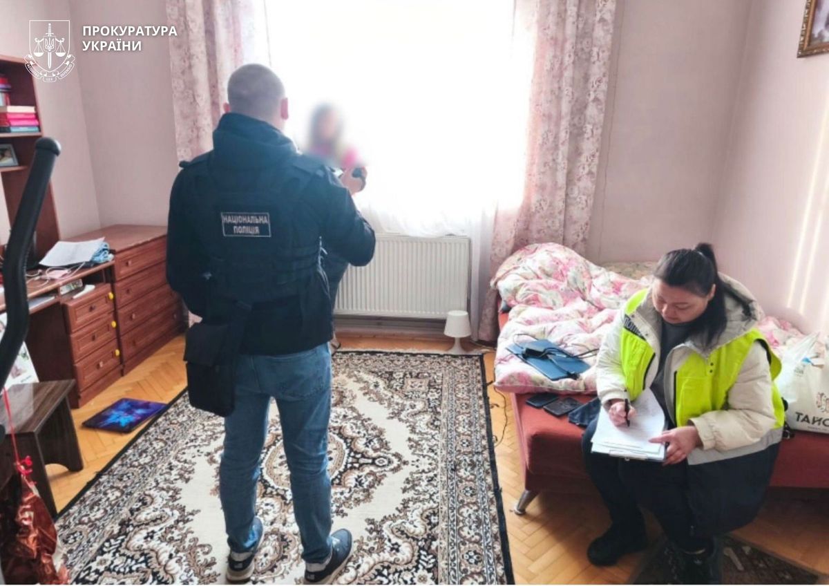 Таксистку з Івано-Франківська викрили в сутенерстві