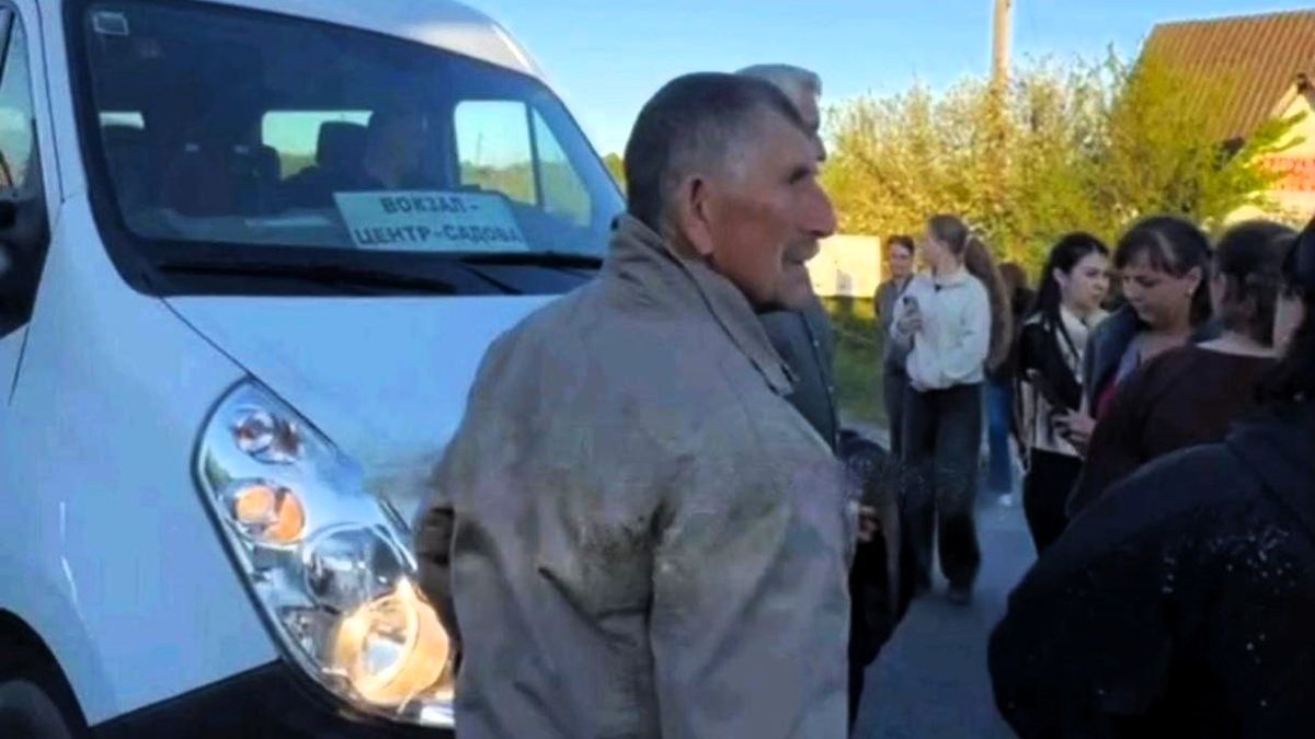 Віряни УПЦ МП на Закарпатті перекрили дорогу з вимогою відпустити священника з ТЦК
