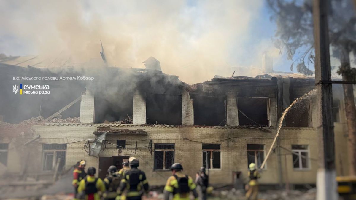 Росіяни вдарили дронами по дитячому садочку в центрі Сум