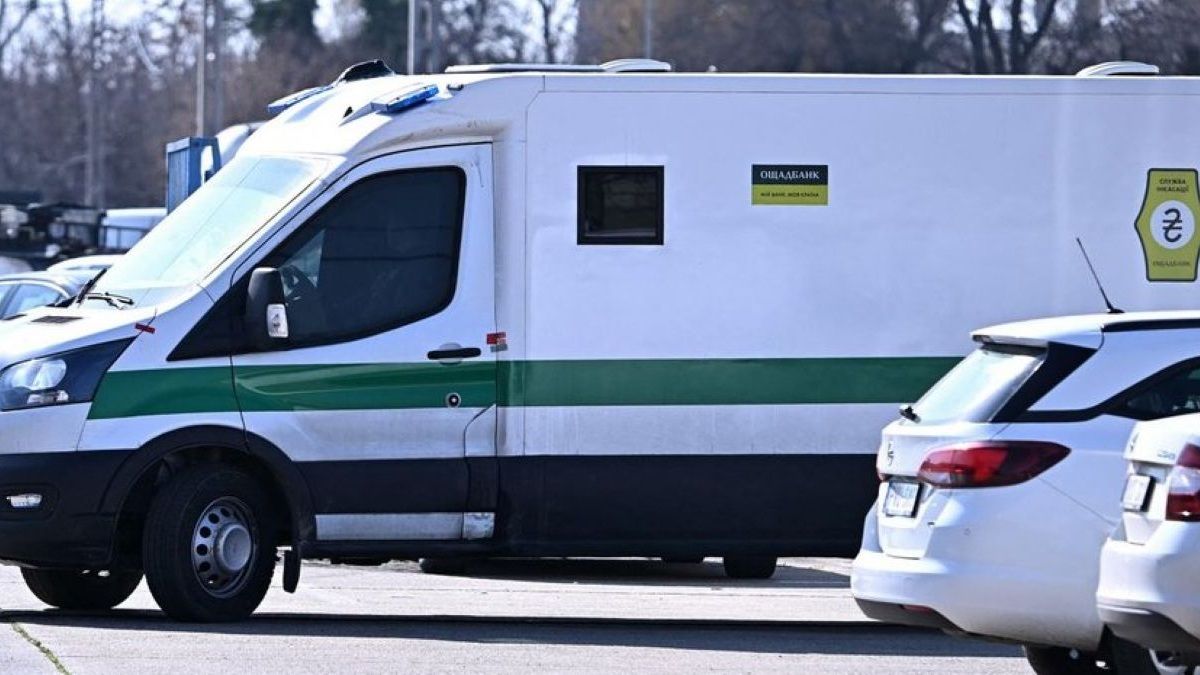 Угорщина повернула Україні гроші та цінності, конфісковані в працівників «Ощадбанку»