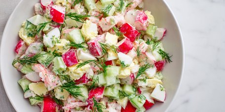 Весняний салат з редискою і крабовими паличками. Рецепт дня