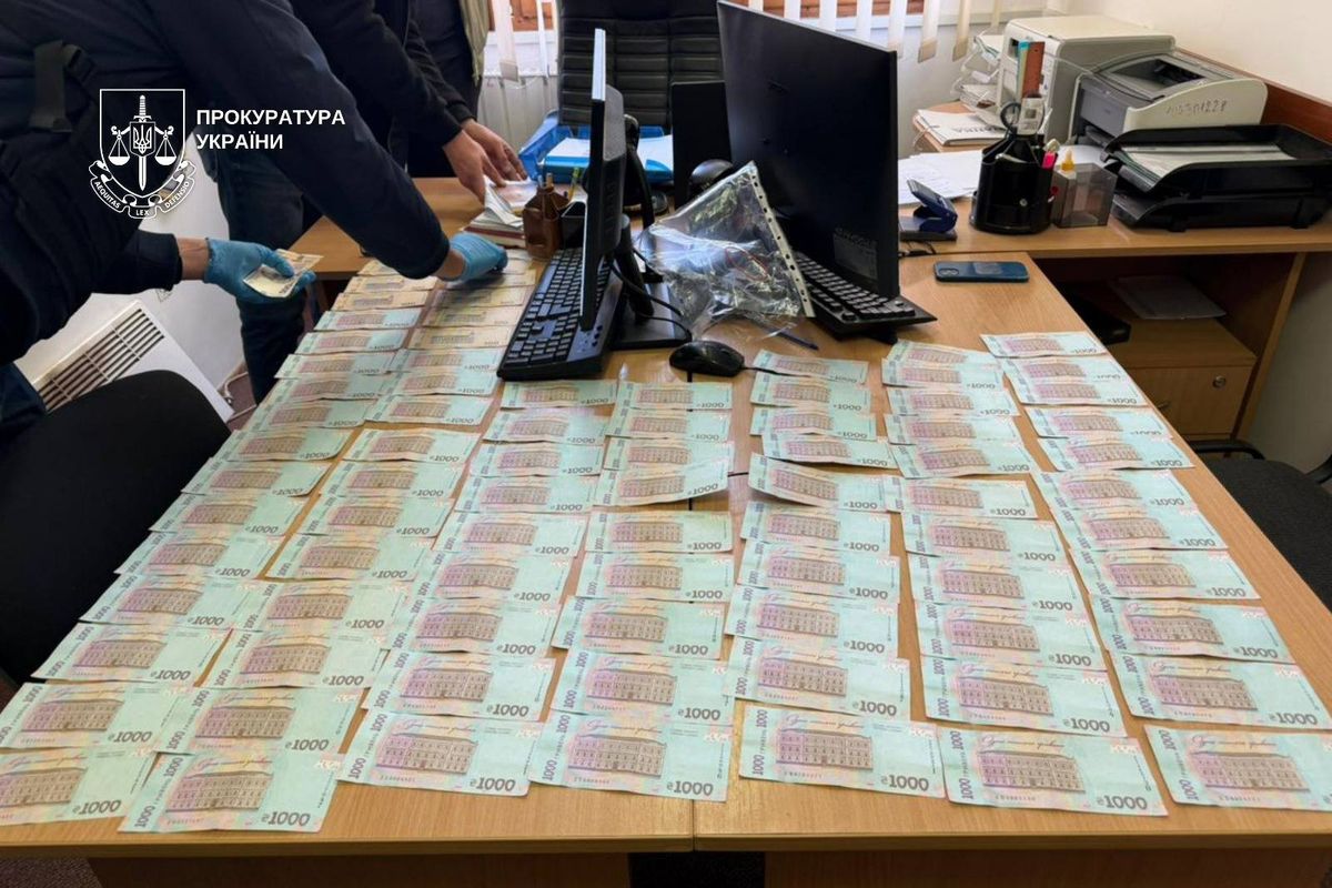 Посадовець Держекоінспекції Закарпаття вимагав за працевлаштування 3 тис. доларів