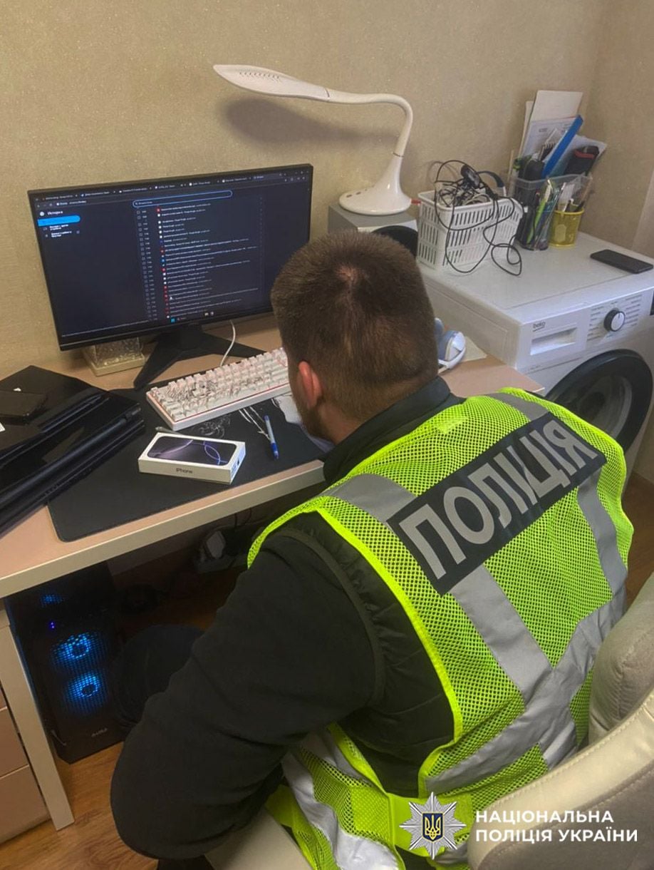 Обшуки вдома у підозрюваного (фото поліції)