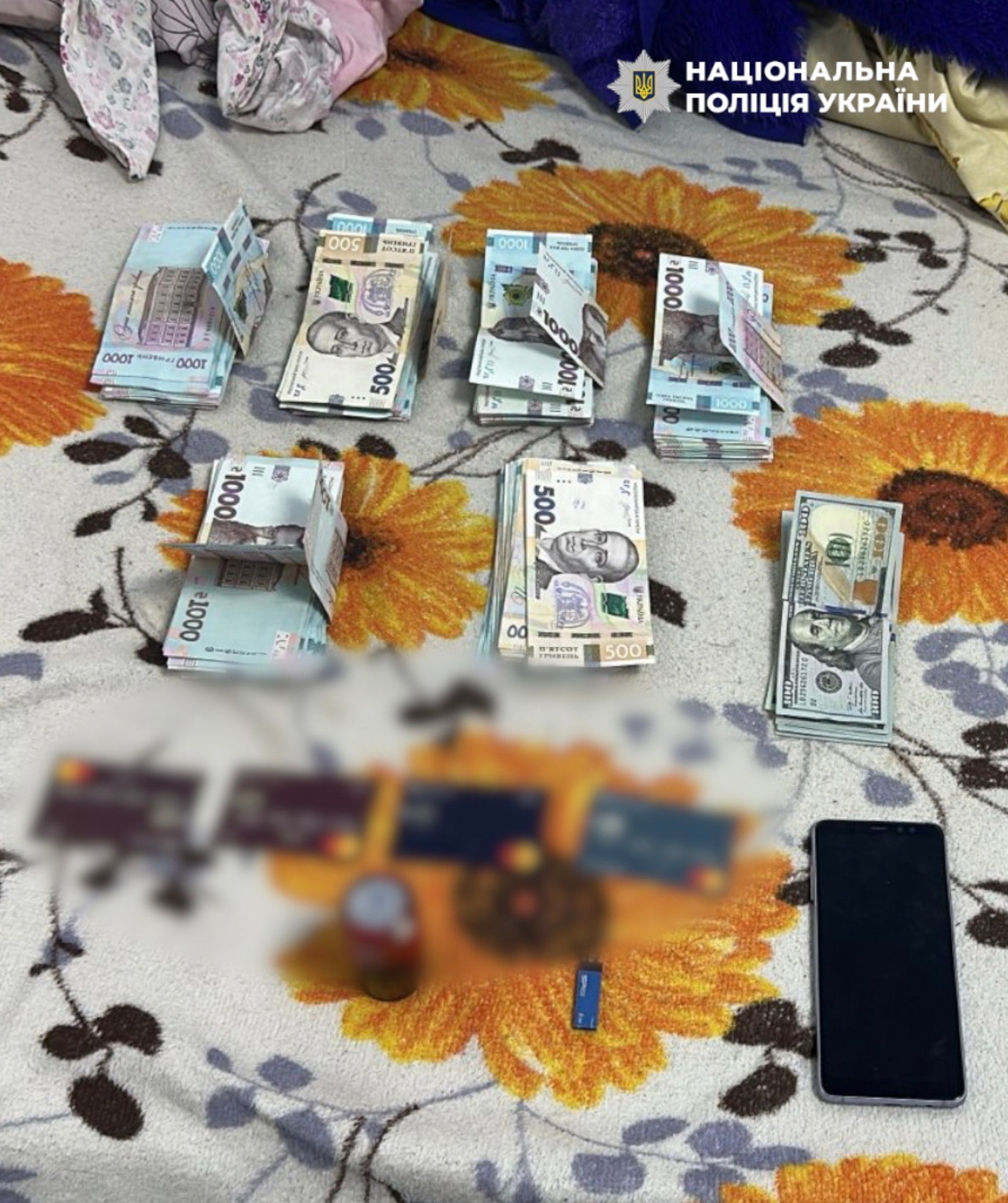 Під час обшуків поліція вилучила документи, готівку та телефони (фото Нацполіції)