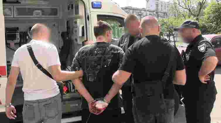 У Києві 22-річний хлопець випав з 11 поверху під час спроби втечі, поліція затримала нападника