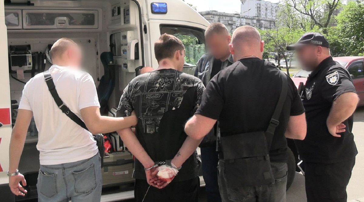 У Києві 22-річний хлопець випав з 11 поверху під час спроби втечі, поліція затримала нападника