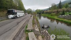 Поблизу Яремча легковик злетів у річку і перевернувся після аварії з туристичним автобусом