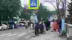 На Закарпатті натовп штурмував будівлю ТЦК у Міжгір’ї, пролунали постріли
