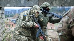 Кабмін розглядає запровадження системи додаткової плати військовим на фронті