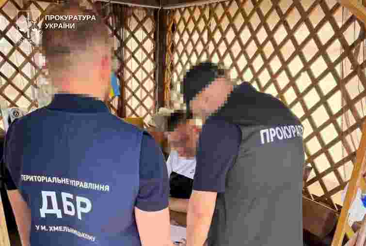 Посадовця міграційної служби Хмельниччини судитимуть за брехню у декларації на 13,7 млн грн