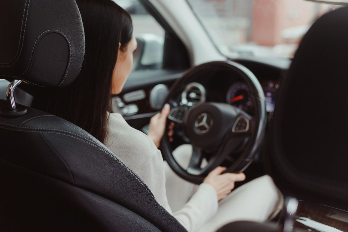 Водійку Mercedes оштрафували за те, що в’їхала в яму на Прикарпатті